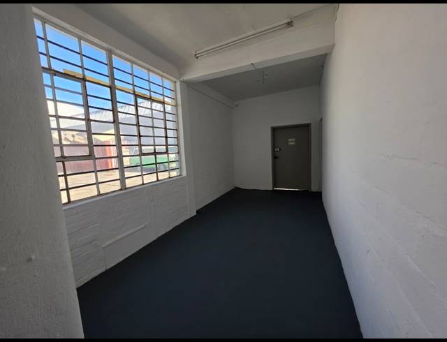 900M² WAREHOUSE TO LET IN PAARDEN EILAND